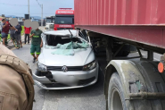 Motorista fica com carro prensado entre caminhes e agride bombeiros em Navegantes