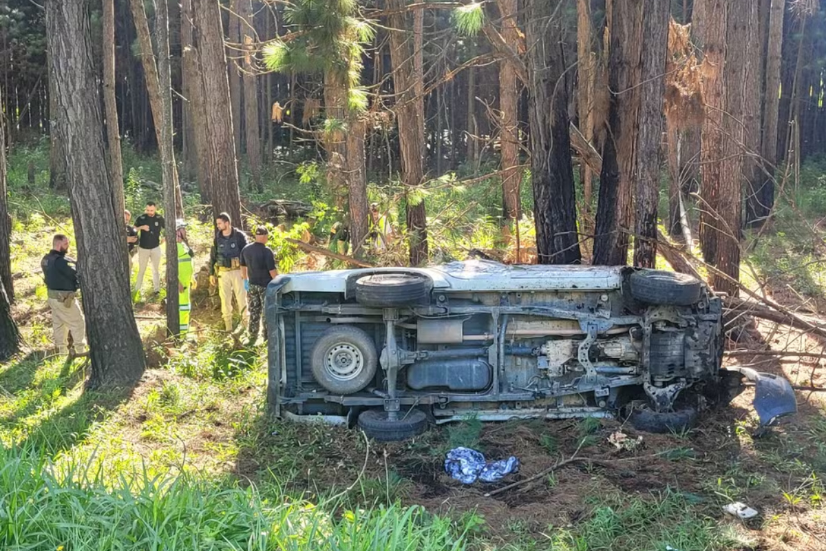 Ambulncia de SC tomba, mata idoso e deixa quatro pessoas feridas no Paran