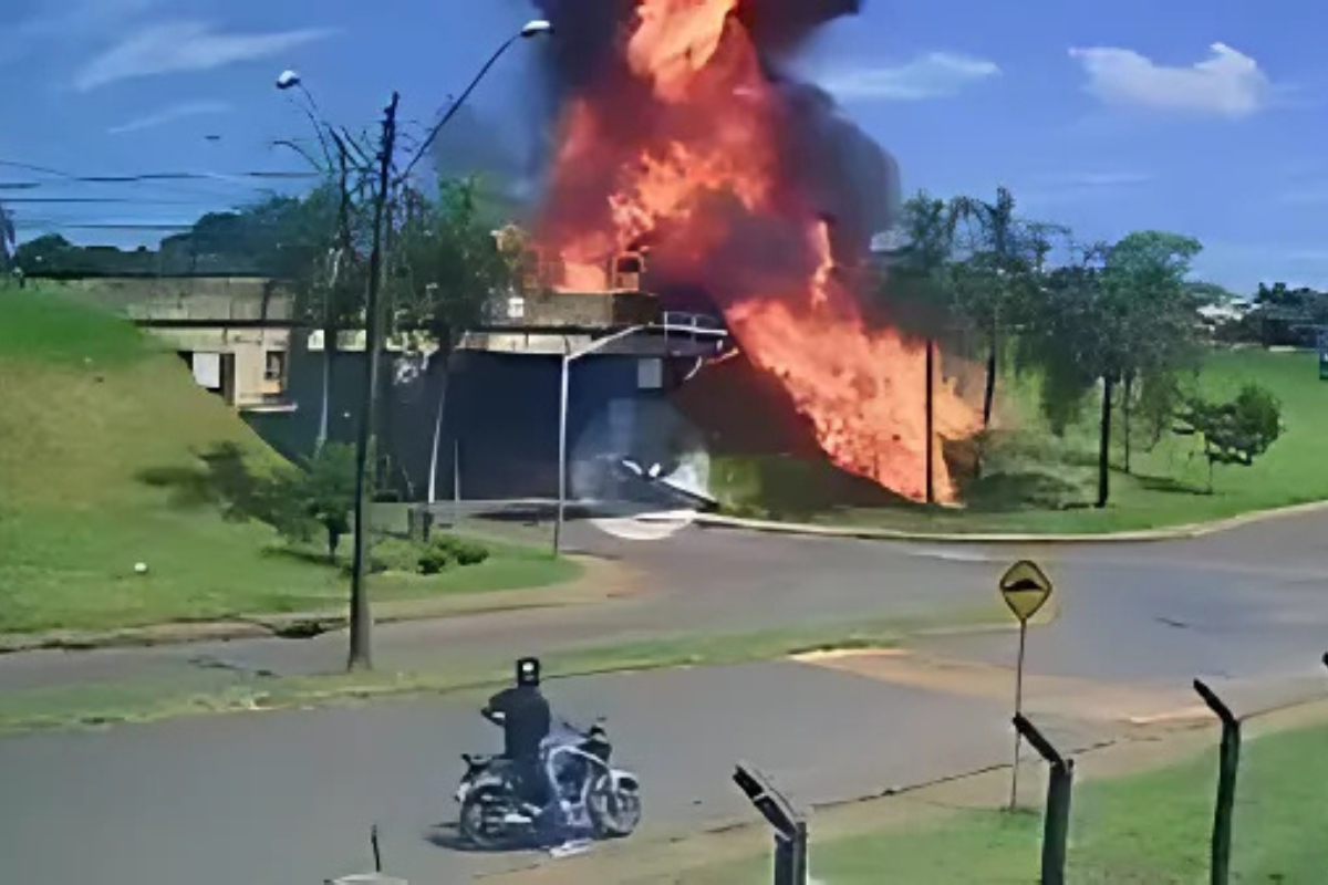 Motorista salta de viaduto durante exploso causada por acidente entre caminhes no PR