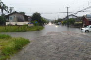 Alagamentos em ruas, quedas de rvores e falta de energia so registrados em Gaspar aps temporal