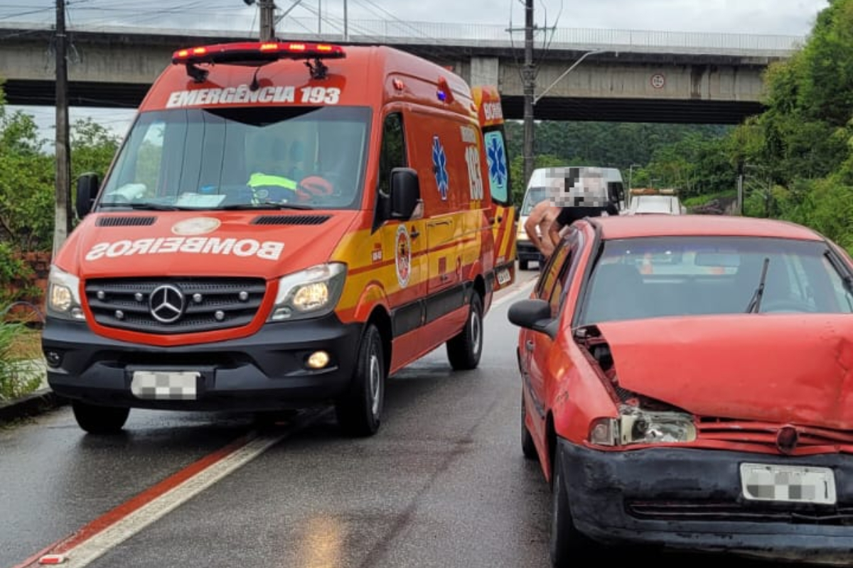 Acidente de trnsito deixa duas pessoas feridas no bairro Lagoa, em Gaspar