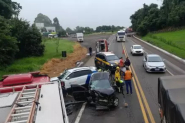 Jovem sobrevive aps ser arremessada de carro em acidente no Oeste de SC