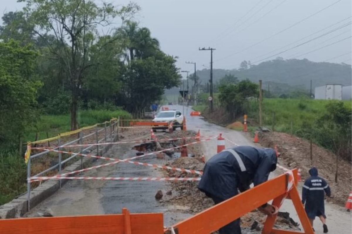 Passagem de pedestres  interditada na Estrada Geral da Lagoa em Gaspar