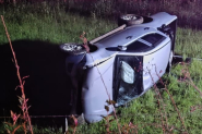 Carro capota e homem fica ferido no Alto Brao do Ba, em Ilhota
