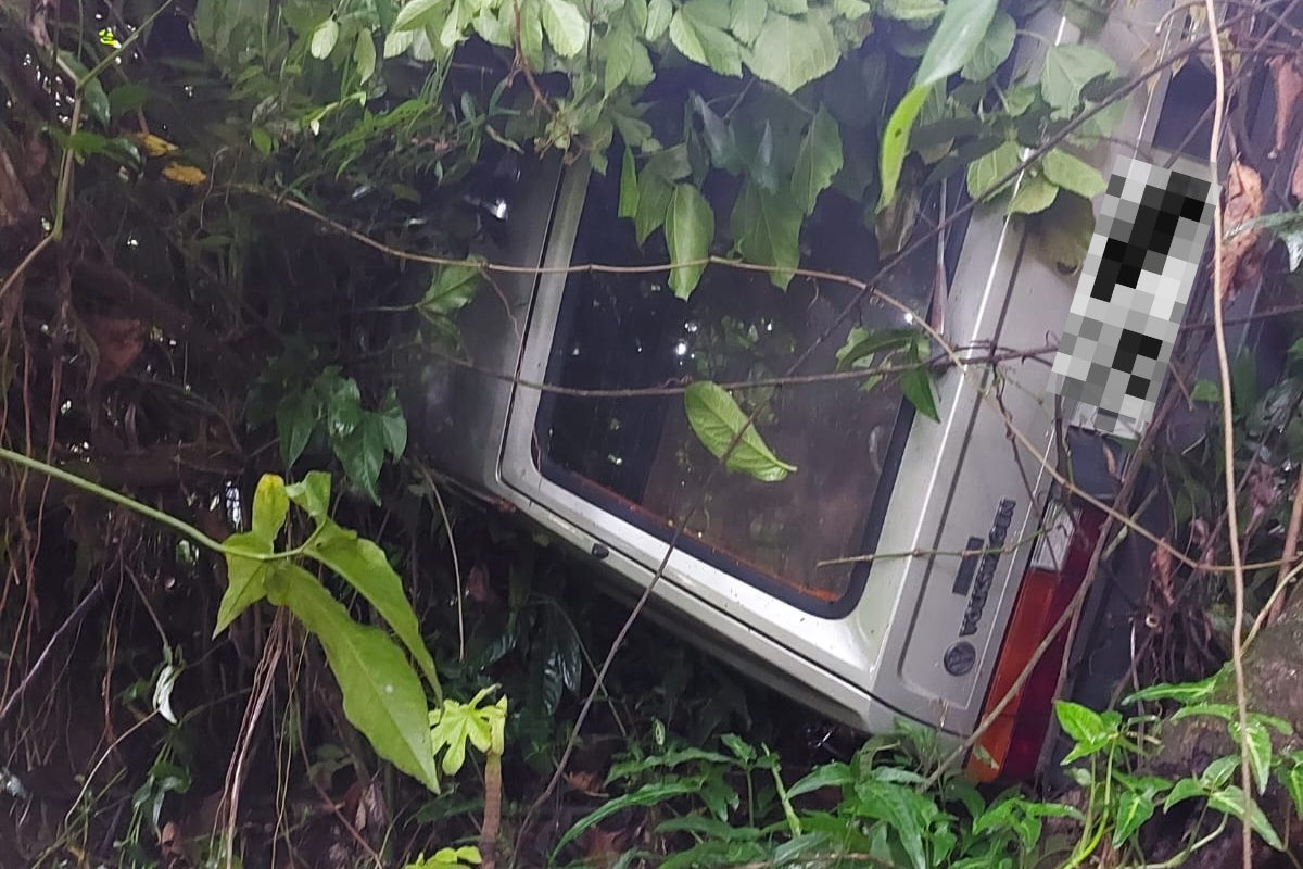 Carro cai de ribanceira e deixa motorista ferido em Blumenau