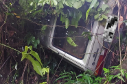 Carro cai de ribanceira e deixa motorista ferido em Blumenau