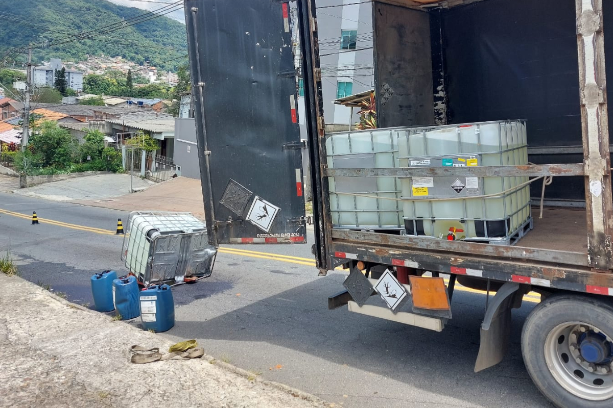 Porta de continer em carreta se abre e recipiente com mil litros de lcool cai em Blumenau