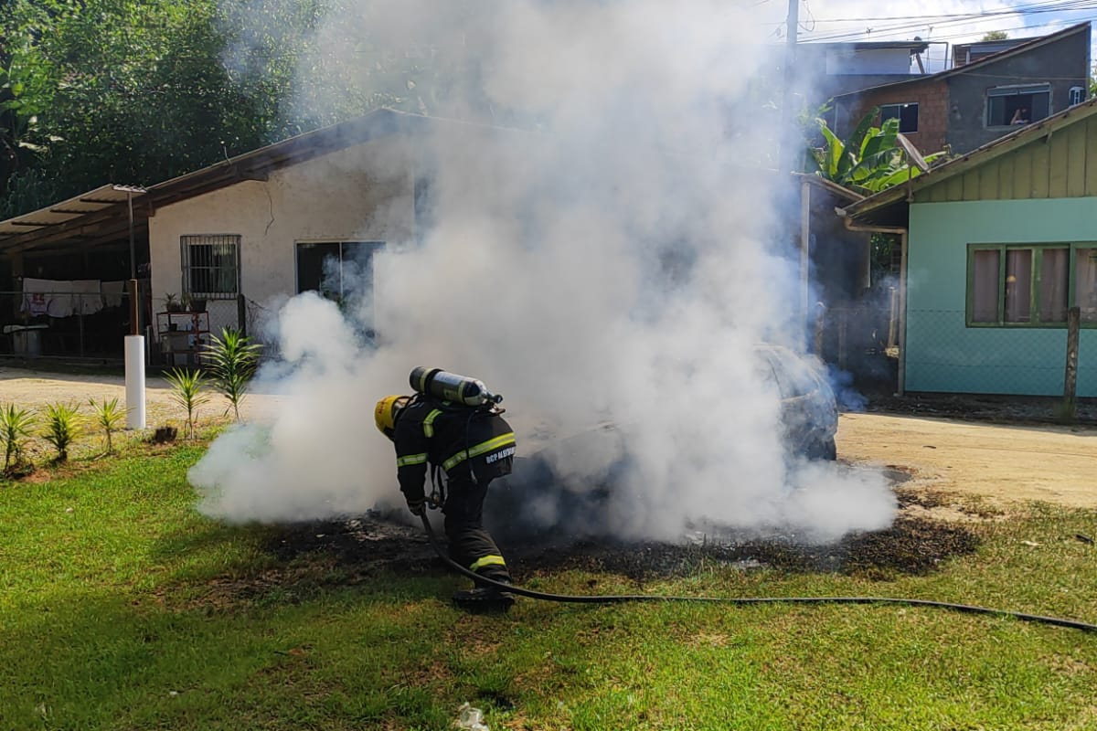 Veculo pega fogo no bairro Bateias, em Gaspar