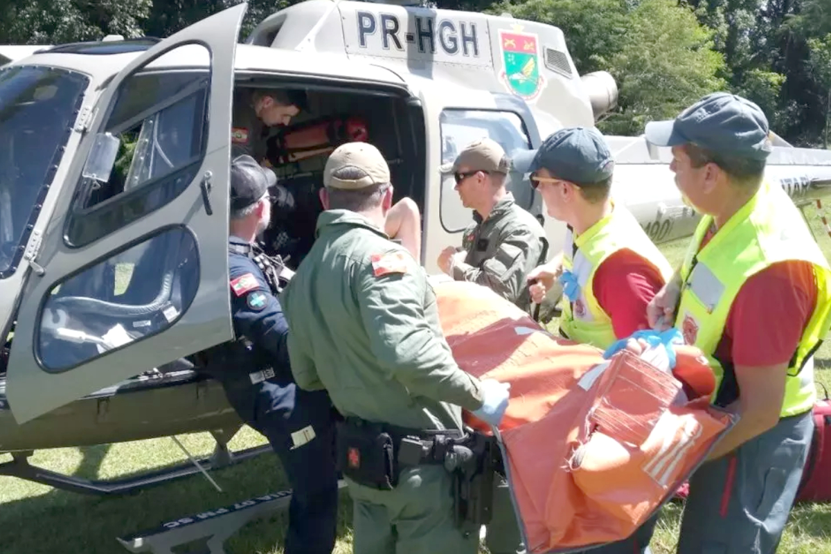 Helic�ptero da PM resgata motociclista v�tima de acidente em Cambori�