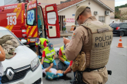 Coliso entre carro e ciclista deixa mulher ferida no Centro de Gaspar