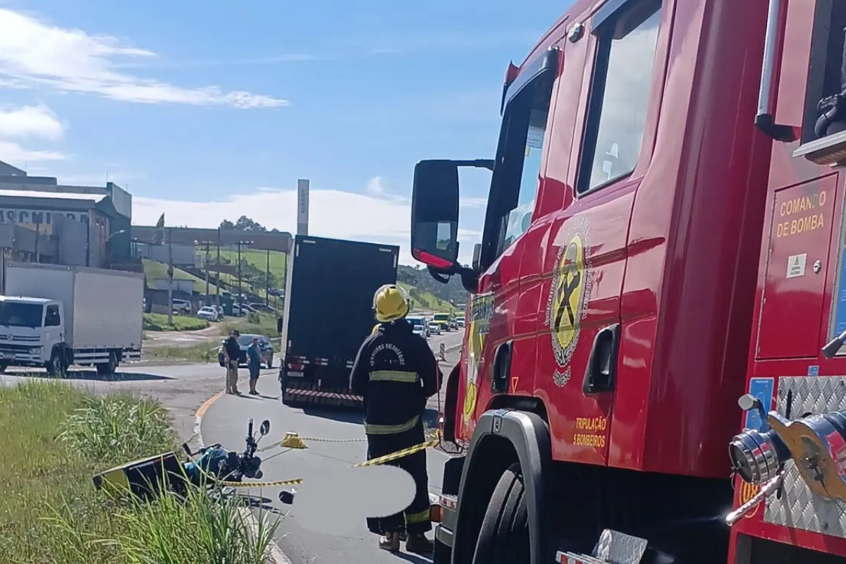 Motociclista de 21 anos morre em acidente com caminh na BR-470, em Indaial