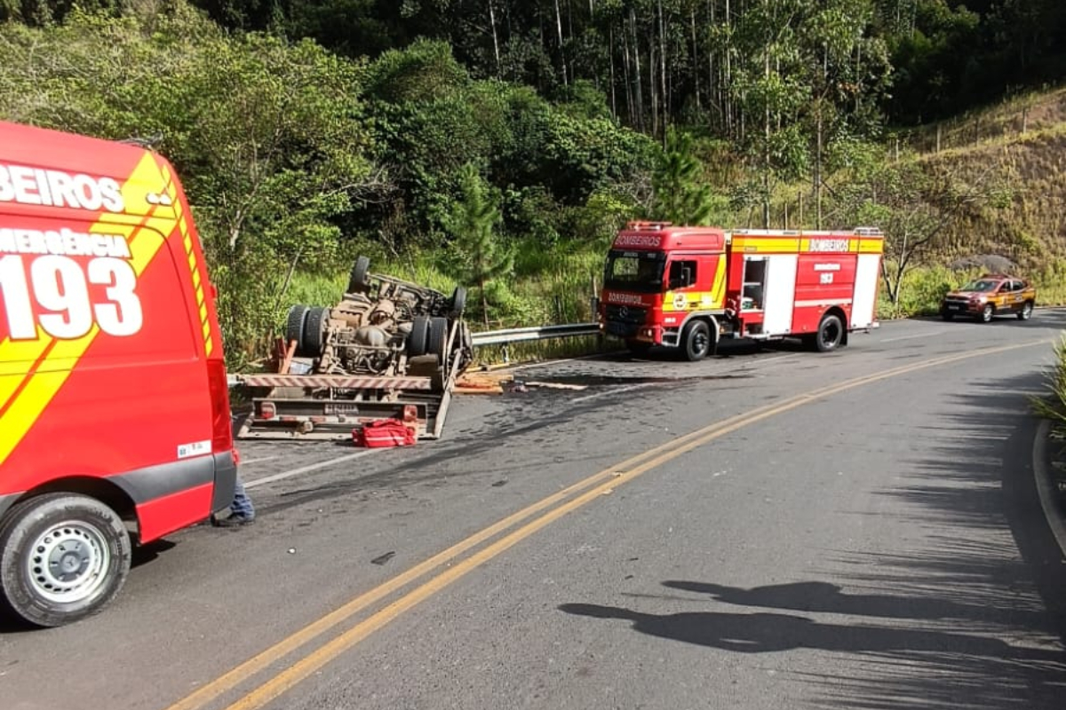 Caminho capota e deixa duas pessoas gravemente feridas em rodovia catarinense