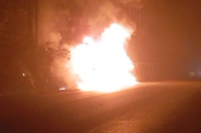 Caminho carregado com porcos tomba e pega fogo no Oeste de SC; motorista e animais morrem carbonizados