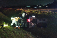 Carro sai da pista e capota na BR-470, em Gaspar; motorista vai a p pra casa e pede ajuda