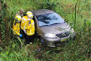 Carro cai em ribanceira depois de motorista desviar de buraco no Santa Terezinha, em Gaspar