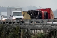 Caminho tomba em trecho duplicado da BR-470, em Gaspar