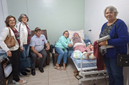 Clube de Artesanato entrega toucas para idosos em Gaspar