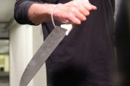 Homem usa faco para ameaar namorada e danificar casa aps flagrante de traio