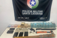 Mala com mais de R$400 mil  encontrada em carro e casal  preso com arma e drogas em Gaspar