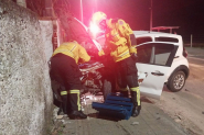 Mulher perde controle de carro e derruba muro de casa no Poo Grande, em Gaspar