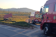 Homem colide moto contra placa e  hospitalizado em Ilhota