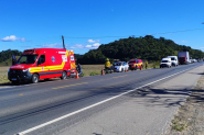 Homem  hospitalizado aps coliso entre carro e caminho na Ivo Silveira, em Gaspar