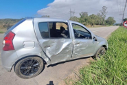 Carro colide contra cerca na Rodovia Jorge Lacerda, em Gaspar