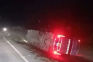 nibus de turismo colide contra poste e tomba na BR-101; uma pessoa morreu