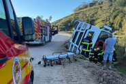 Caminho tomba e motorista fica preso s ferragens em Ilhota