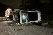 Carro fica destrudo aps capotar na BR-470, em Ilhota