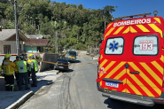 nibus da Apae de Gaspar se envolve em acidente no bairro Gasparinho