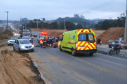 Homem cai de moto e morre atropelado por caminho na BR-470, em Indaial