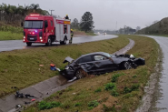 Carro sai da pista, capota e  abandonado em vala central da BR-470, em Ilhota; motorista no foi encontrado