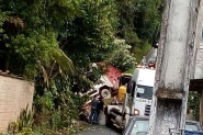 Caminho do lixo se envolve em acidente no Bateias, em Gaspar