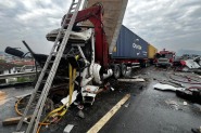 Engavetamento entre trs caminhes e um carro mobiliza equipes de resgate na BR-470, em Indaial