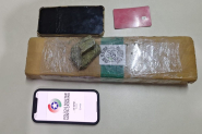 Homem quebra o prprio celular ao se deparar com a PM e acaba preso com 1kg de maconha em Gaspar