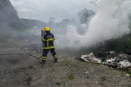 Entulhos descartados irregularmente so incendiados perto do viaduto da ponte de Ilhota