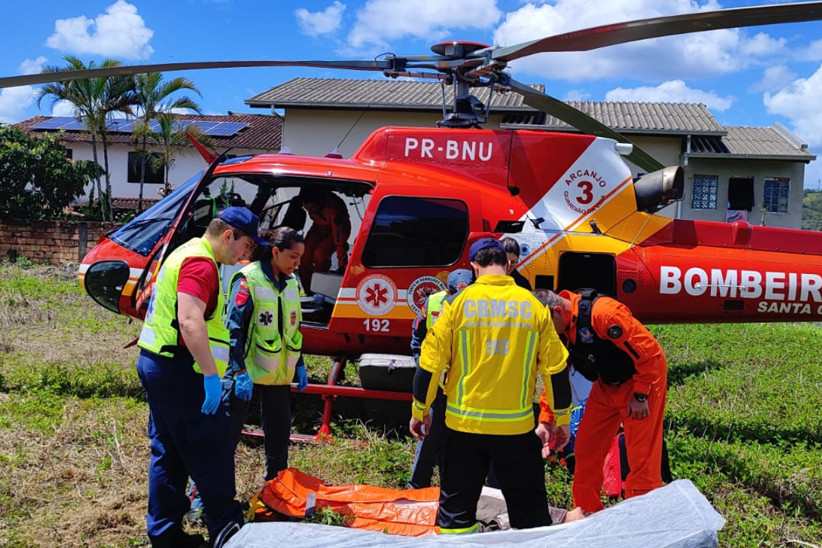 Idoso infarta e  resgatado pelos bombeiros e equipe do Arcanjo em Gaspar
