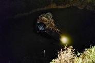 Carro capota e cai em riacho aps sada de pista em Gaspar