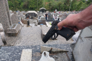 Rplica de arma de fogo  encontrada escondida em tmulo no cemitrio de Gaspar