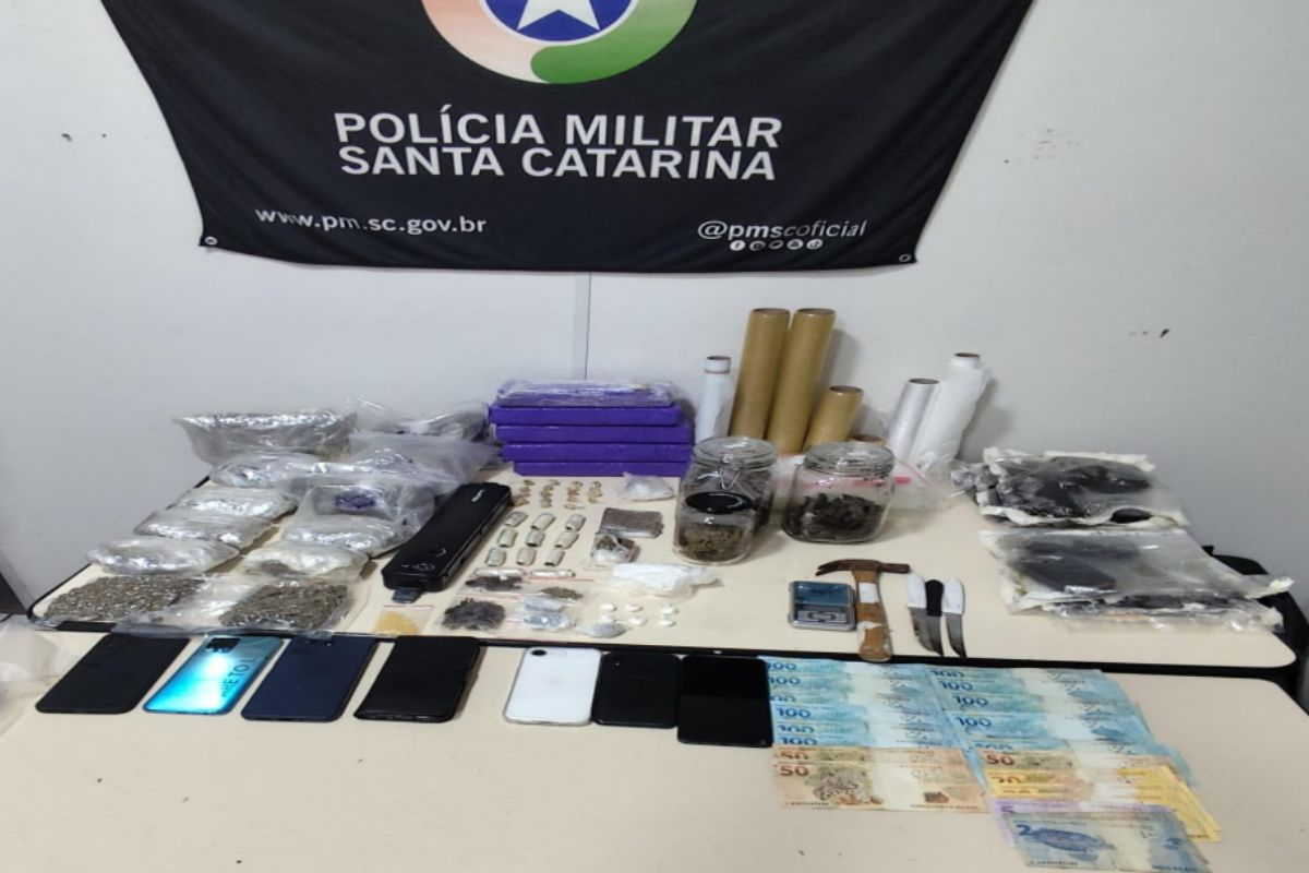 Mais de 12kg de drogas e carros roubados so apreendidos pela PM em operao em Gaspar