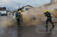 Quinta-feira come�a com carro pegando fogo no Santa Terezinha, em Gaspar