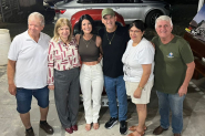 Moradora do Coloninha ganha Fusca rel�quia do sorteio da Comunidade Santa Rita de Gaspar