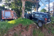 Carro fica pendurado em ribanceira ap�s acidente com caminh�o em Blumenau 