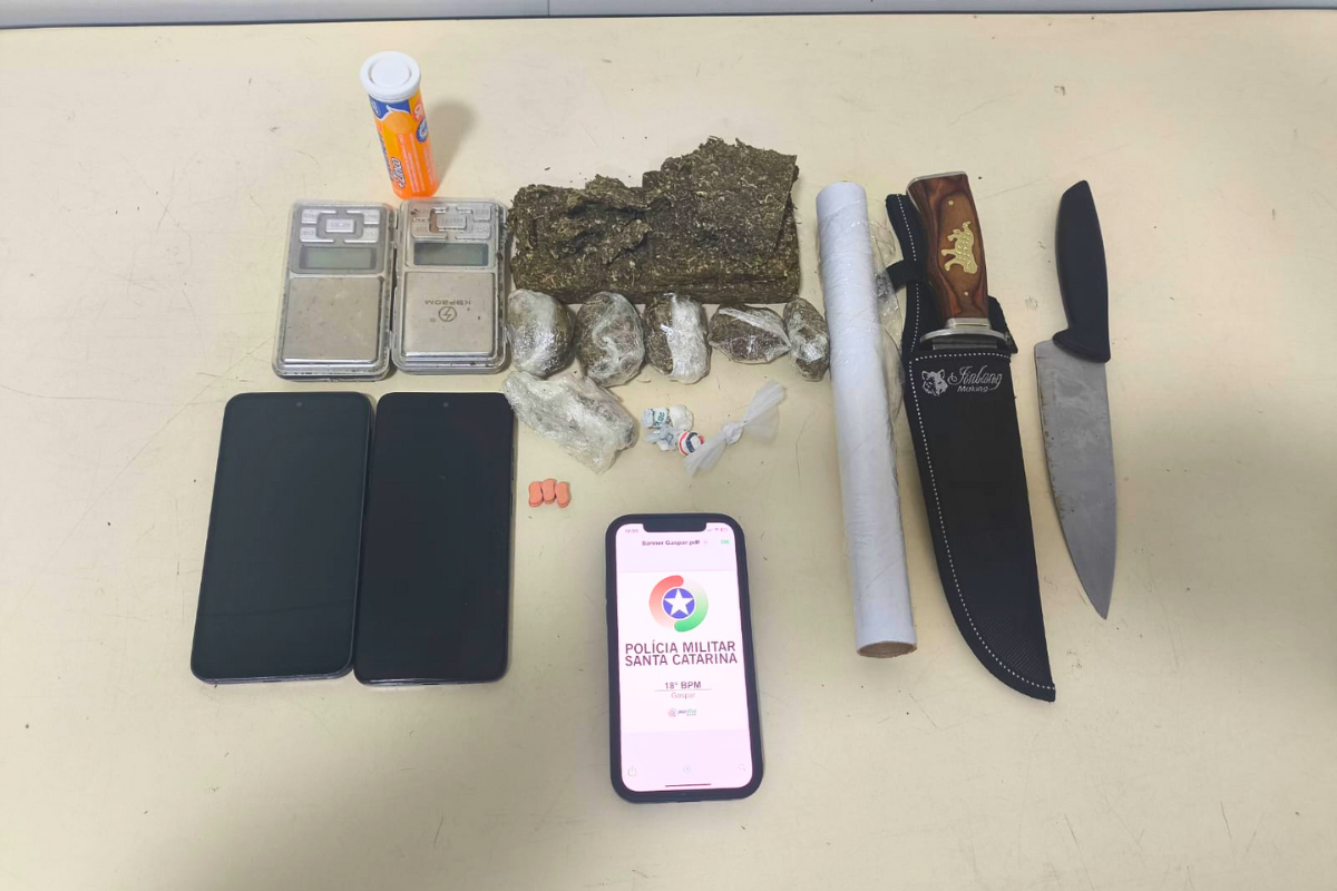 Den�ncia faz PM prender homem com drogas escondidas em cooler no bairro Sete, em Gaspar