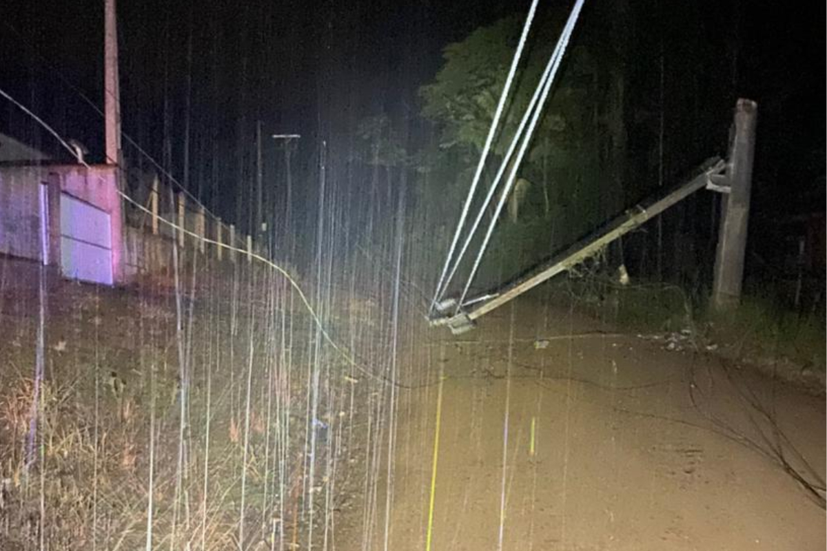 Caminh�o colide contra poste no Bra�o do Ba�, em Ilhota