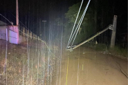 Caminh�o colide contra poste no Bra�o do Ba�, em Ilhota