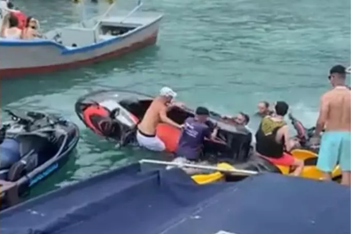 Mulher fica com cabelo preso em motor de jet ski no Caixa d'A�o, em Porto Belo