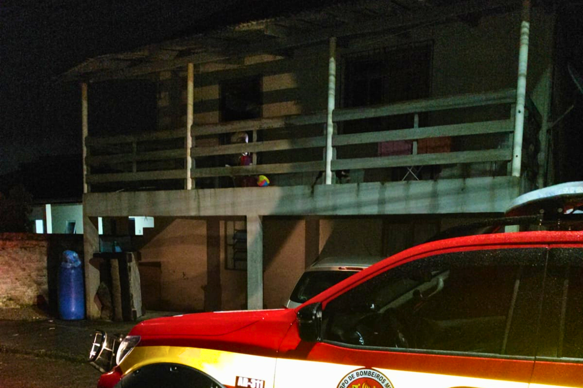 Constru��o com tr�s quitinetes � atingida por princ�pio de inc�ndio no bairro Sete, em Gaspar
