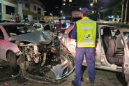 Colis�o entre tr�s carros deixa adultos e crian�a feridos em Blumenau